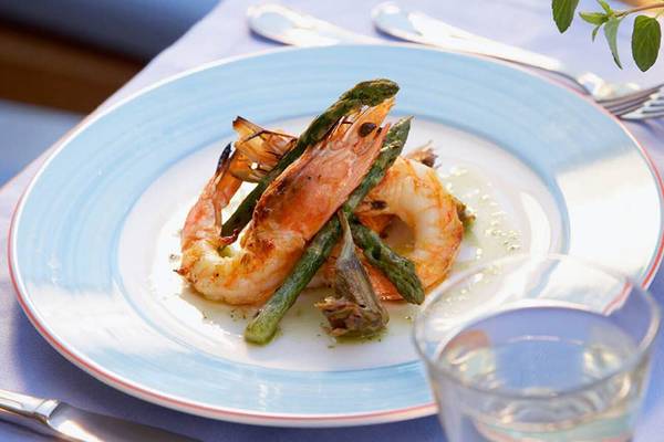 Gerichteteller mit Garnelen und Spargel im Daios Cove Luxury Resort & Villas