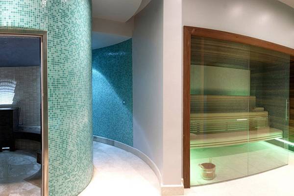 Dampfbad und Sauna Bereich im Daios Cove Luxury Resort & Villas mit grünen Kacheln und einer offenen Sauna