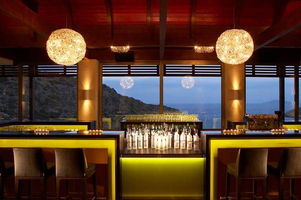 Bar im Daios Cove Luxury Resort & Villas mit Blick auf den Ozean