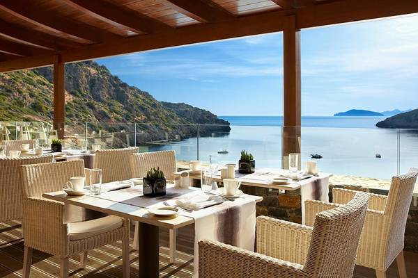 Außenbereich des Daios Cove Luxury Resort & Villas mit Blick auf das Meer und die Berge.