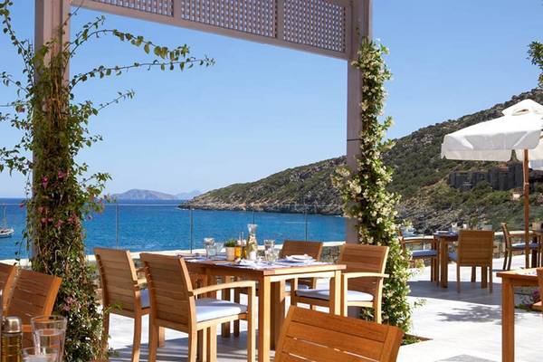 Terrasse des Daios Cove Luxury Resort & Villas mit Blick auf das Meer