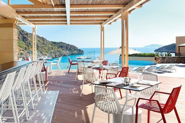 Poolside-Bar im Daios Cove Luxury Resort & Villas mit Blick auf das Meer.