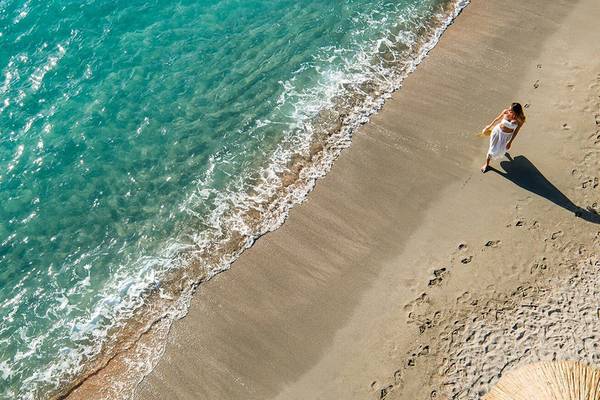 Frau am Strand des Daios Cove Luxury Resort & Villas