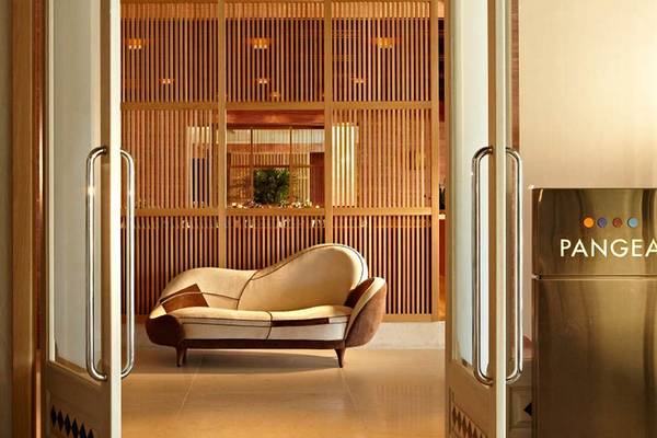 Eingangsbereich des Daios Cove Luxury Resort & Villas mit einer Couch und einer Pflanze.