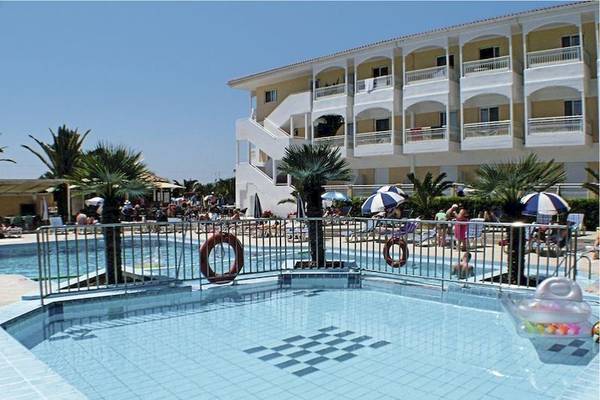 Schwimmbadbereich des Poseidon Beach Hotels mit Gebäuden, Palmen und Gästen