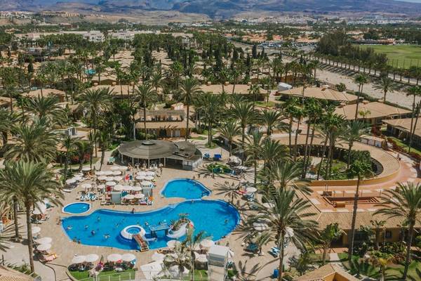 Luftaufnahme des Suites & Villas By Dunas Resorts mit Swimmingpool, Sonnenschirmen und Bungalows.