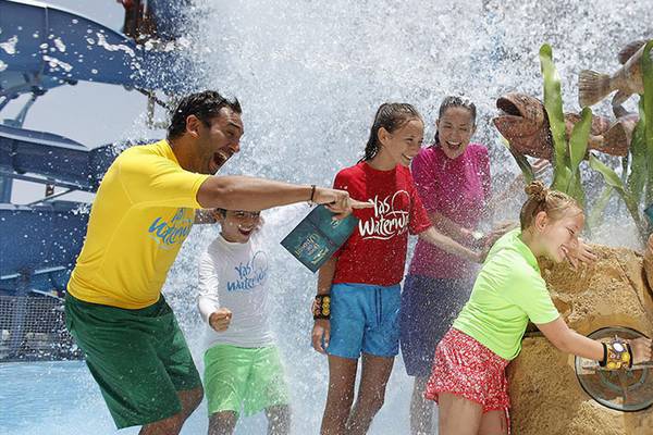 Familie im Wasserpark des Crowne Plaza Abu Dhabi Yas Island Hotels