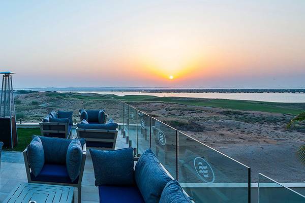 Aussicht von der Terrasse des Crowne Plaza Abu Dhabi Yas Island bei Sonnenuntergang mit Blick auf das Meer und die Landschaft.