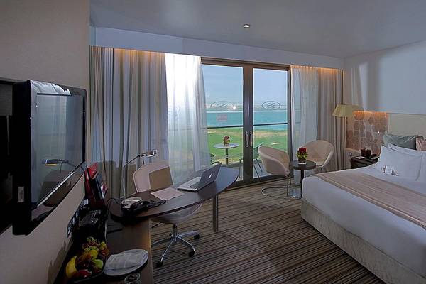Ein modernes Hotelzimmer im Crowne Plaza Abu Dhabi Yas Island mit Blick auf das Meer.