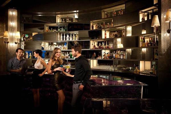 Gruppe von Gästen an der Bar des Hotels Atlantis The Palm
