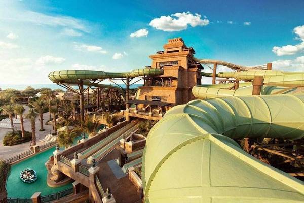 Wasserrutsche im Atlantis The Palm Hotel mit Blick auf den Pool und das Meer.