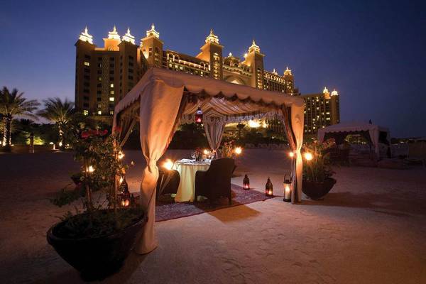 Ein romantisches Nachtessen unter Sternen vor dem Atlantis The Palm Hotel