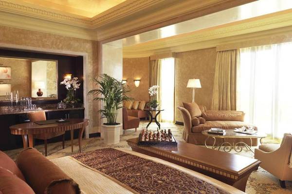Innenansicht der Suite im Atlantis The Palm Hotel mit Bett, Schreibtisch, Pflanzen und Möbeln.