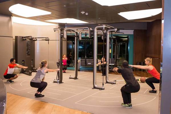 Fitnesstraining im Atlantis The Palm mit mehreren Personen, die verschiedene Übungen ausführen.