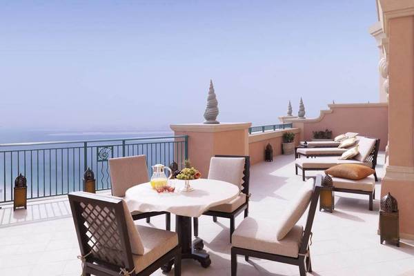 Terrasse im Atlantis The Palm mit Blick auf das Meer und Obst auf dem Tisch