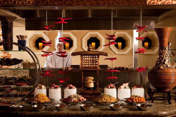 Buffettisch im Atlantis The Palm Hotel mit verschiedenen Speisen und Dekoration.