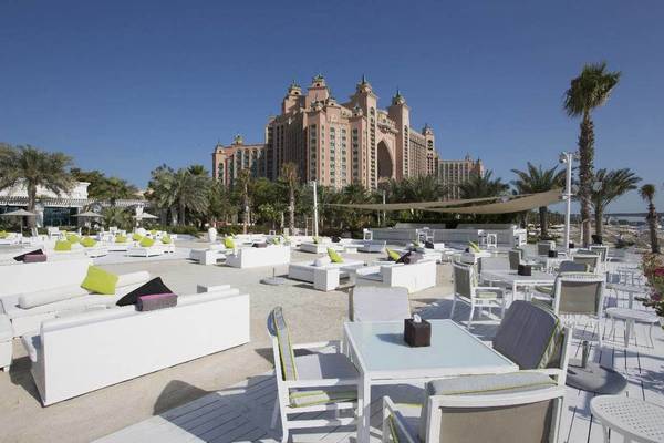 Loungebereich des Atlantis The Palm Hotels mit weißen Möbeln und vielen Sitzgelegenheiten.