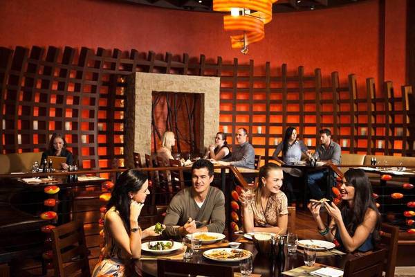 Gruppe von Gästen isst im Restaurant des Atlantis The Palm Hotels