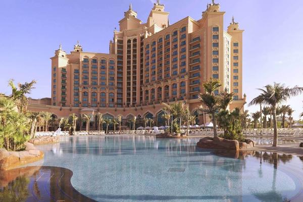 Außenansicht des Atlantis The Palm Hotels mit großem Pool und Palmen
