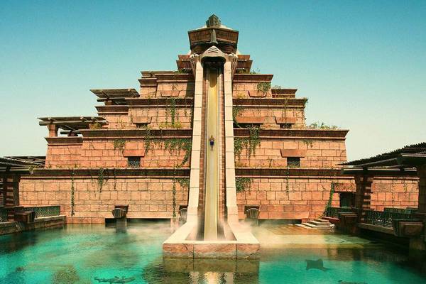 Wasserrutsche im Atlantis The Palm Hotel mit einer Person, die gerade hinabrutscht.
