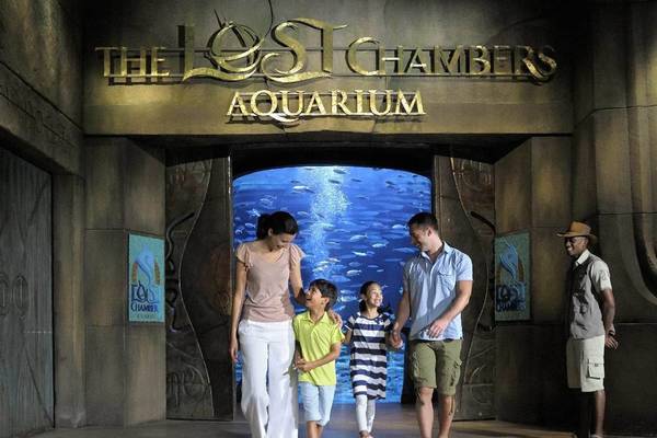 Familien am Eingang zum Aquarium der Verlorenen Kammern im Atlantis The Palm