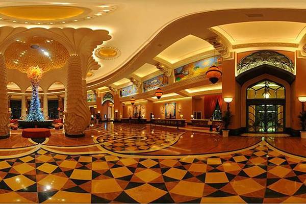 Innenansicht der Lobby im Atlantis The Palm Hotel mit beeindruckender Glaskunst und reich verziertem Boden.