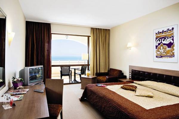 Sol Nessebar Palace All Inclusive Hotelzimmer mit Meerblick und Balkon.