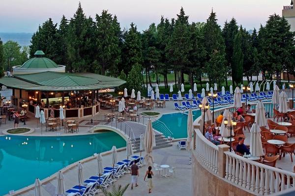 Außenbereich des Sol Nessebar Palace All Inclusive mit Pool, Bar und Lounge-Sesseln.
