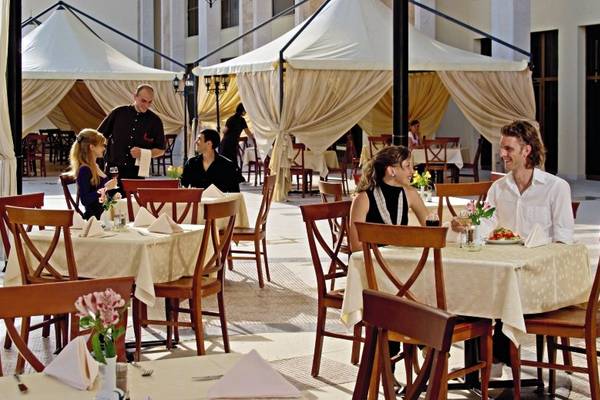 Sol Nessebar Palace All Inclusive Hotel Restaurant Außenbereich mit Gästen und Zelten.