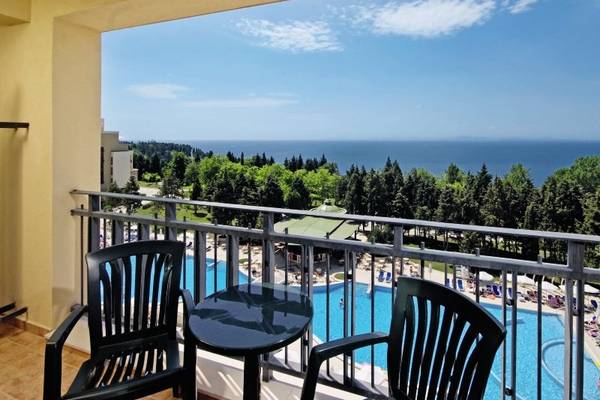 Blick vom Balkon des Sol Nessebar Palace All Inclusive auf den Pool und das Meer