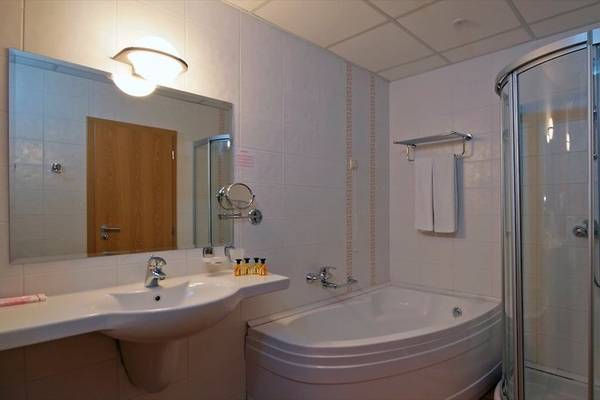 Badezimmer im Sol Nessebar Palace All Inclusive Hotel mit Badewanne, Dusche und Waschbecken.