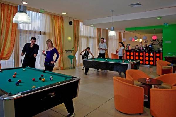Poolbereich im Sol Nessebar Palace All Inclusive Hotel mit Spielern und Bar