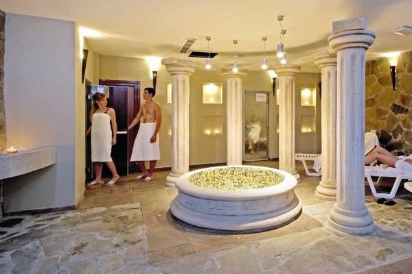 Spa-Bereich im Sol Nessebar Palace All Inclusive Hotel mit zwei Personen und einer Frau auf einer Liege