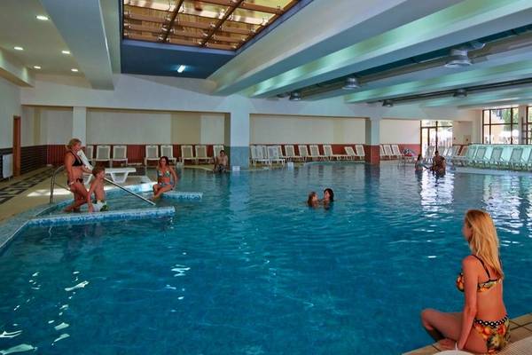 Schwimmbad des Sol Nessebar Palace All Inclusive Hotels mit Gästen, die schwimmen und entspannen.