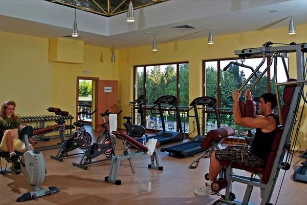 Fitnesscenter im Sol Nessebar Palace All Inclusive Hotel mit Geräten und Fenstern zum Außenbereich