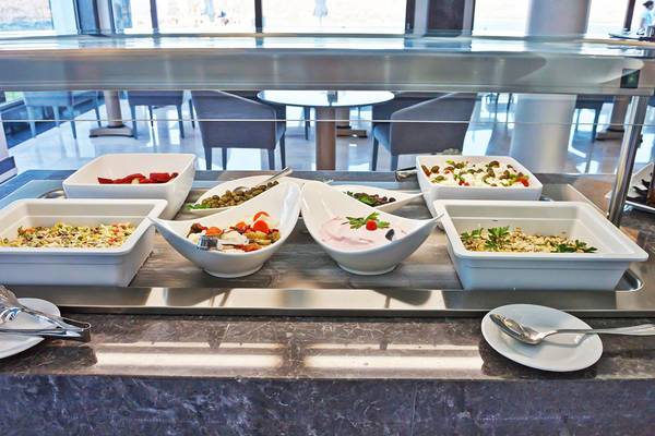 Buffet im Royal Marmin Bay Boutique Hotel mit verschiedenen Salaten und Gerichten.