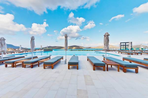 Poolbereich mit Sonnenliegen und Sonnenschirmen im Royal Marmin Bay Boutique Hotel.