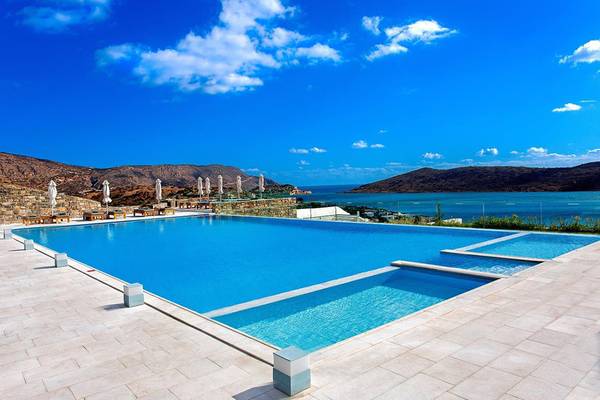 Außenpool des Royal Marmin Bay Boutique Hotels mit Blick auf das Meer und Berge