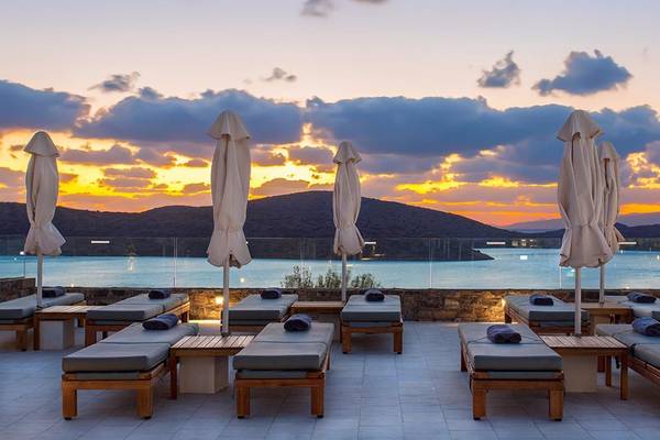 Ausblick auf das Meer bei Sonnenuntergang vom Royal Marmin Bay Hotel.