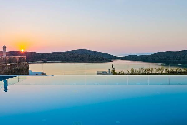 Sonnenuntergang am Pool des Royal Marmin Bay Boutique Hotels mit Blick auf das Meer.