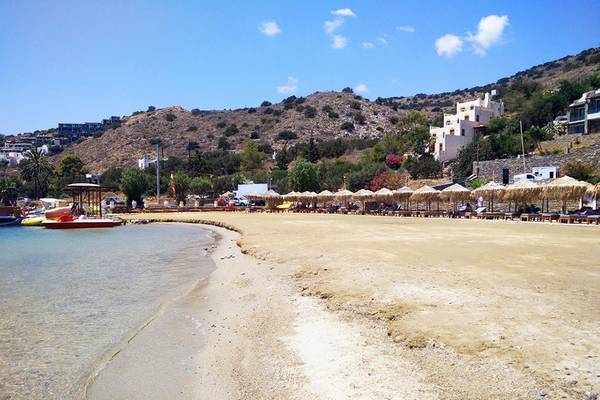 Strand mit weißen Gebäuden und Sonnenschirmen am Royal Marmin Bay Boutique Hotel