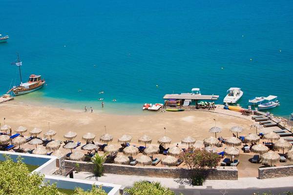 Royal Marmin Bay Boutique Hotel Strand mit Sonnenschirmen und Liegen, Boote im Wasser