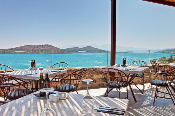 Terrasse des Royal Marmin Bay Boutique Hotels mit Blick auf das Meer und Inseln.