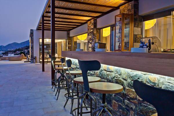 Royal Marmin Bay Boutique Hotel Barbereich mit Barhockern und Steinwand
