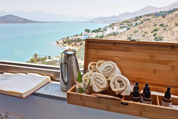 Aussicht vom Fenster des Royal Marmin Bay Boutique Hotels mit Badezimmerzubehör