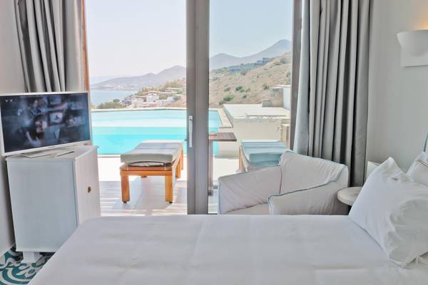 Zimmer im Royal Marmin Bay Boutique Hotel mit Poolblick
