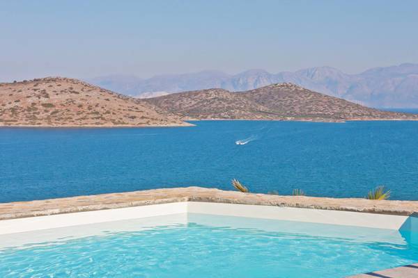Aussicht auf Meer und Inseln vom Royal Marmin Bay Boutique Hotel.