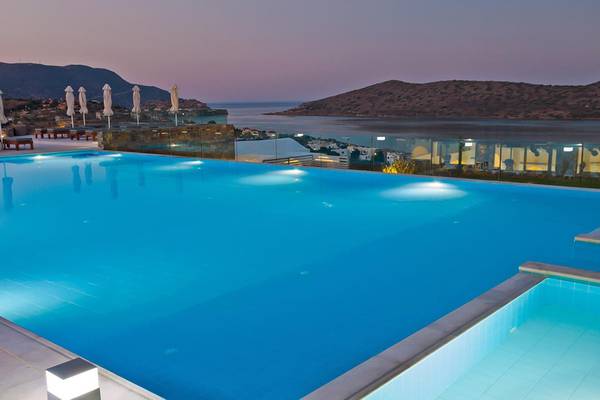 Außenpool des Royal Marmin Bay Boutique Hotels mit Blick auf das Meer