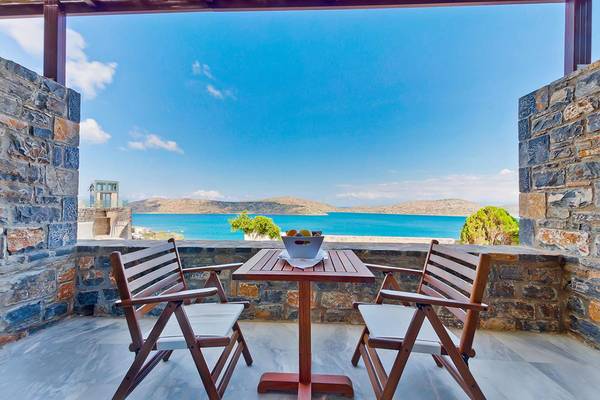 Aussicht auf das Meer von der Terrasse des Royal Marmin Bay Boutique Hotels.