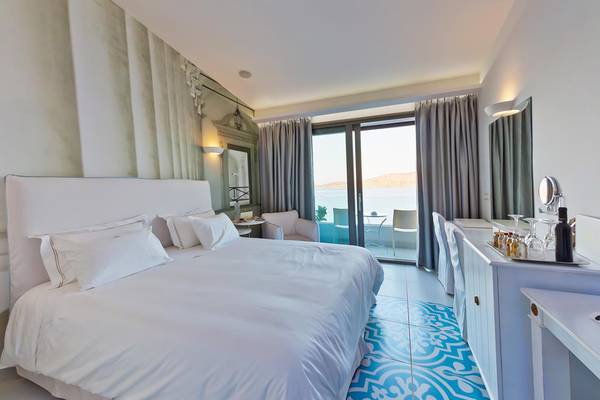 Schlafzimmer im Royal Marmin Bay Boutique Hotel mit Blick auf das Meer.
